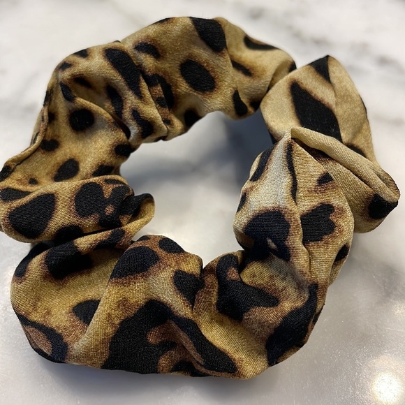 Noir Set of 3 Ombré Leopard Print Hair Scrunchies - Picture 3 of 8